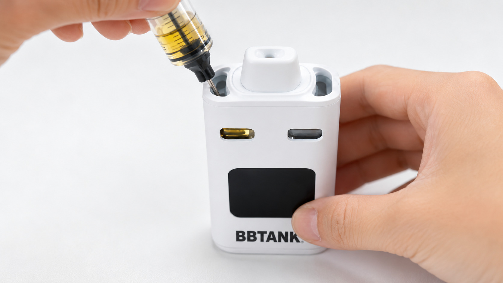 BBTANK DAX Pro にシリンジでオイルを充填する様子